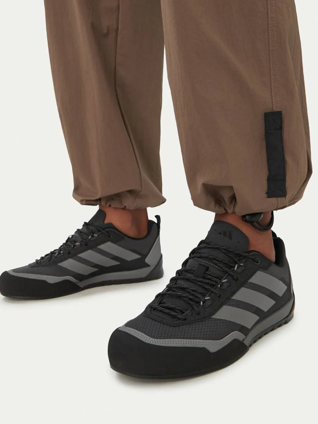 Sneakers Terrex Skychaser Solo Approach JS4327 Nero